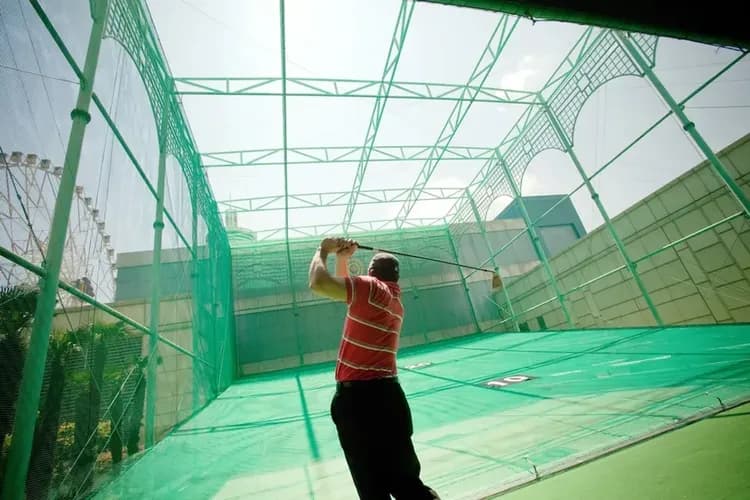 Indoor golf driving range