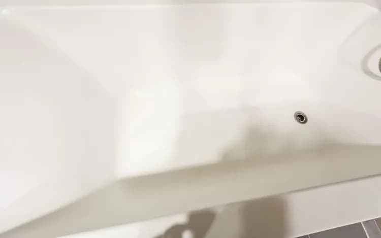 Deep soaking bathtub