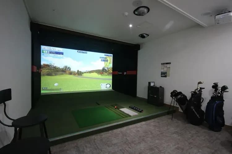 Indoor golf driving range