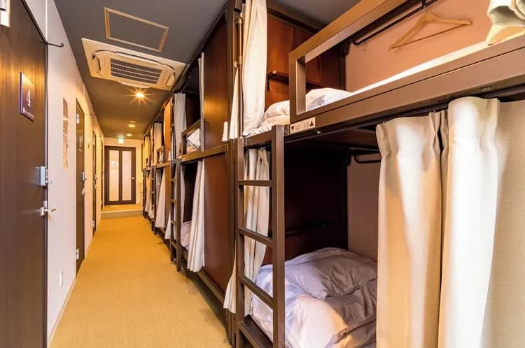 右手：ドミトリー　左手：個室