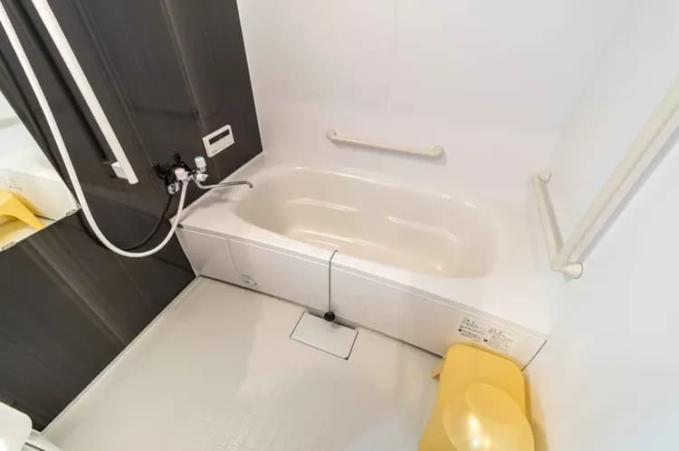 広々としたバスタブ