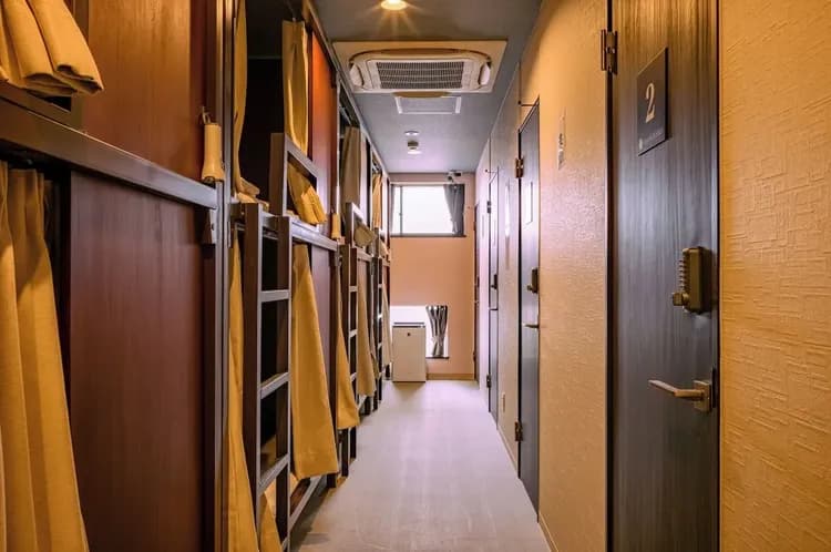 右手：個室　左手：ドミトリー