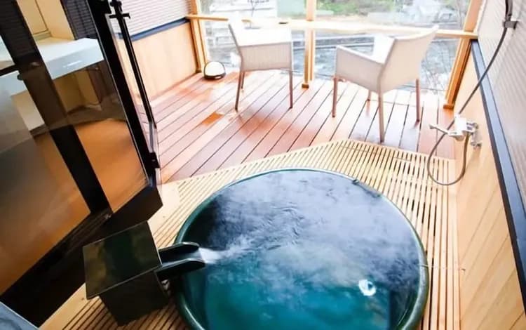 Deep soaking bathtub