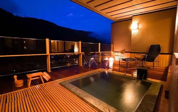 Deep soaking bathtub