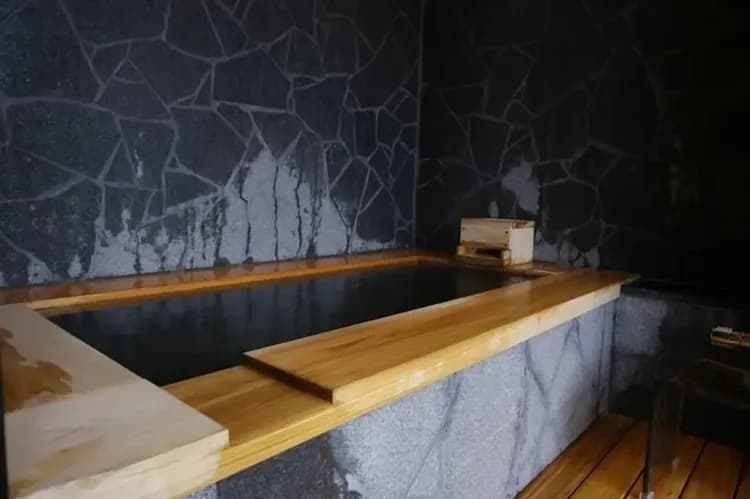 Deep soaking bathtub