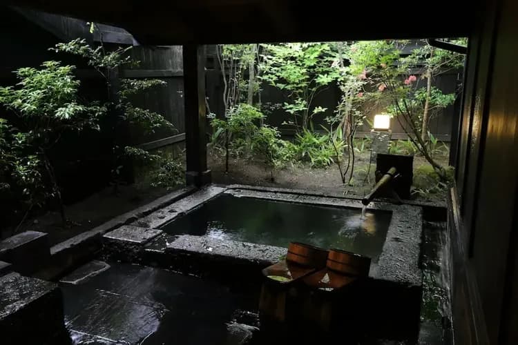 Deep soaking bathtub