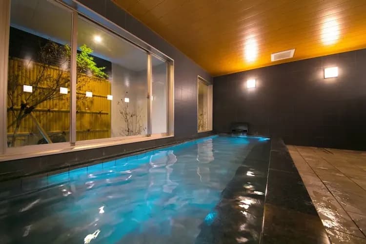 Indoor spa tub