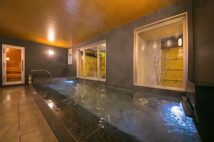 Indoor spa tub