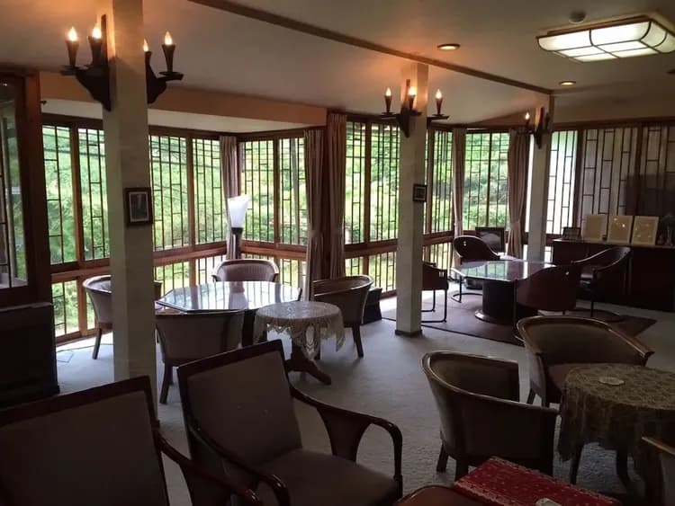 Lobby lounge
