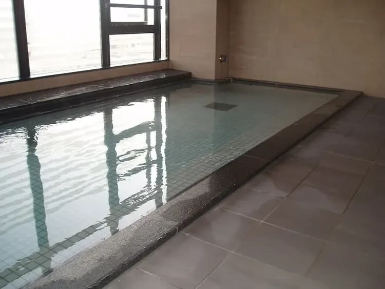 Indoor spa tub
