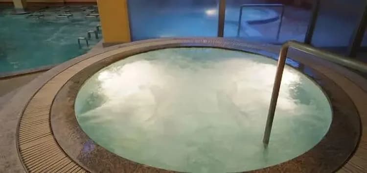 Indoor spa tub