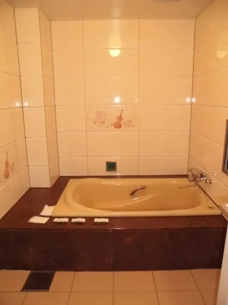 Deep soaking bathtub