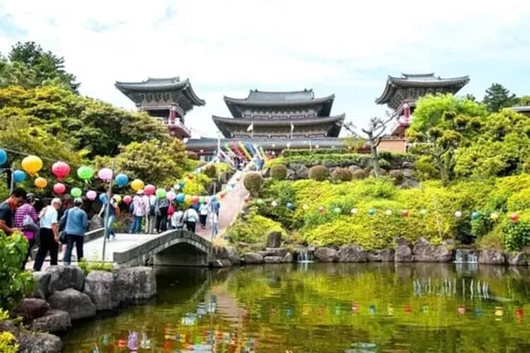 【賞櫻預購折2000｜濟州旅遊】浪漫油菜花、紅白馬燈塔、城山日出峰、韓式風情村、茶香之旅、蓮洞好好逛、一站購物彩妝、四日