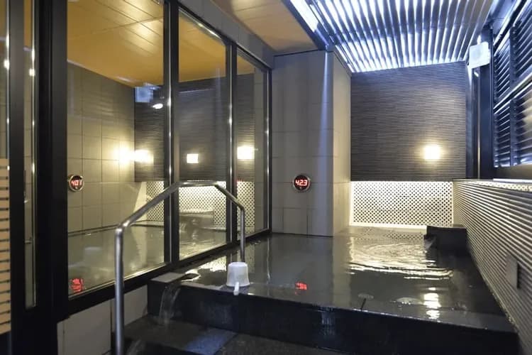 Indoor spa tub