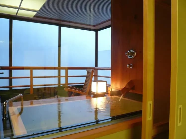 Deep soaking bathtub