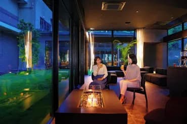 Lobby lounge