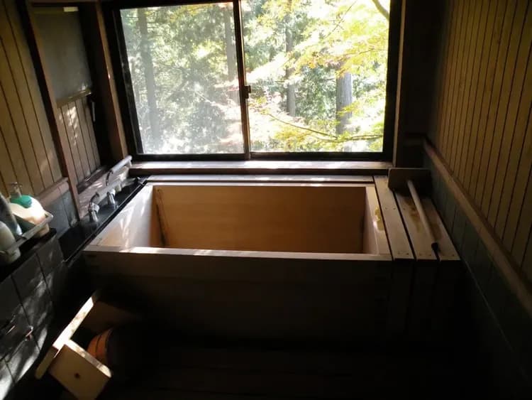 Deep soaking bathtub