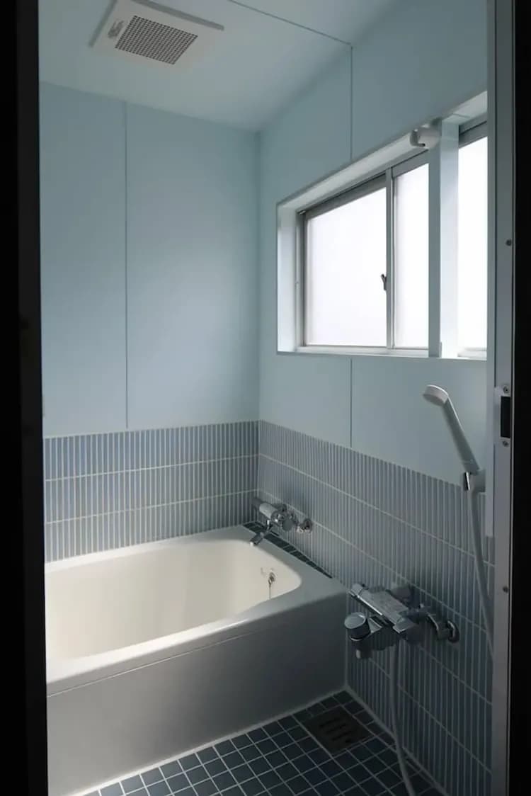 Deep soaking bathtub