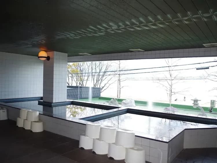 Indoor spa tub
