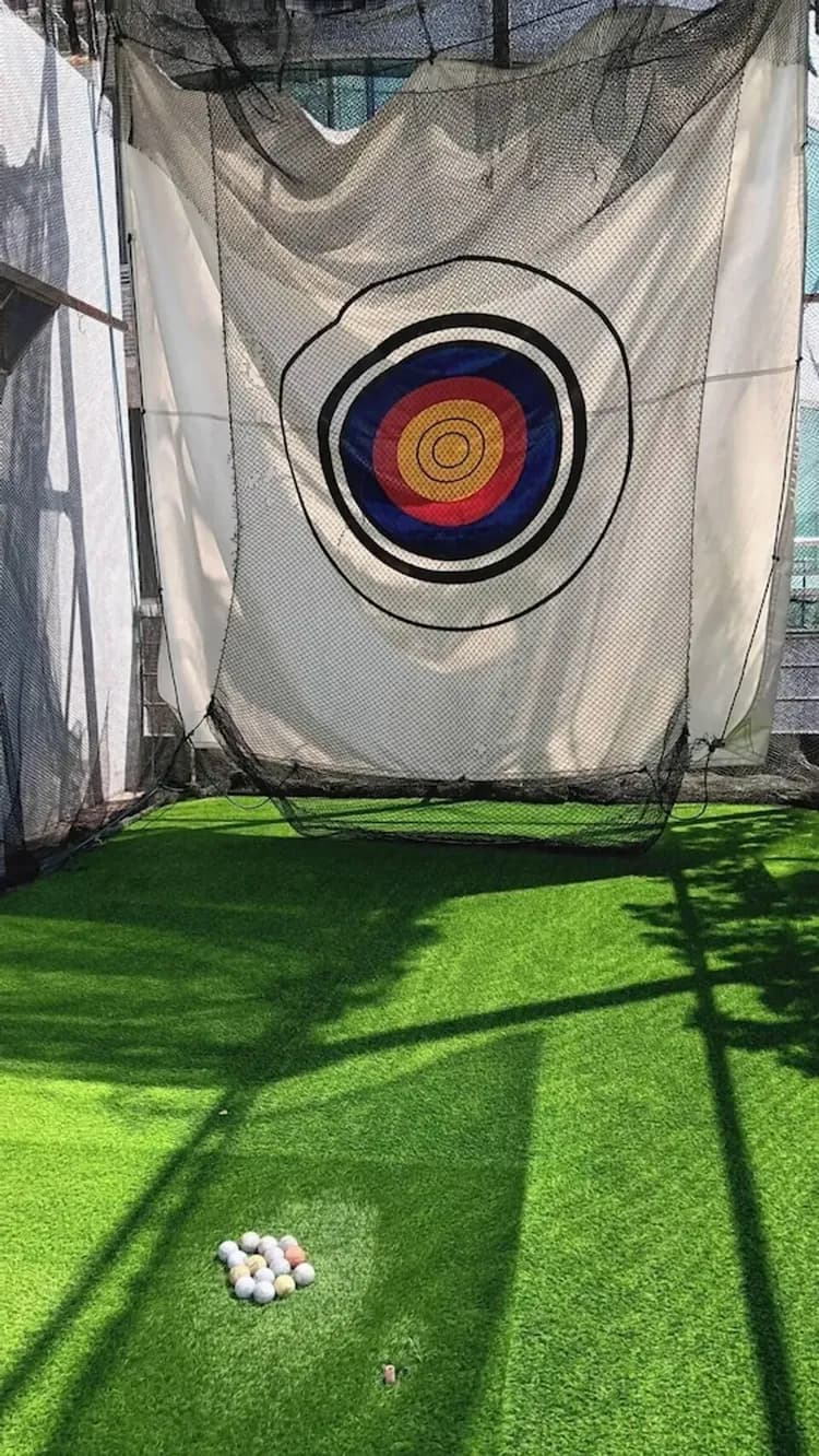 Indoor golf driving range