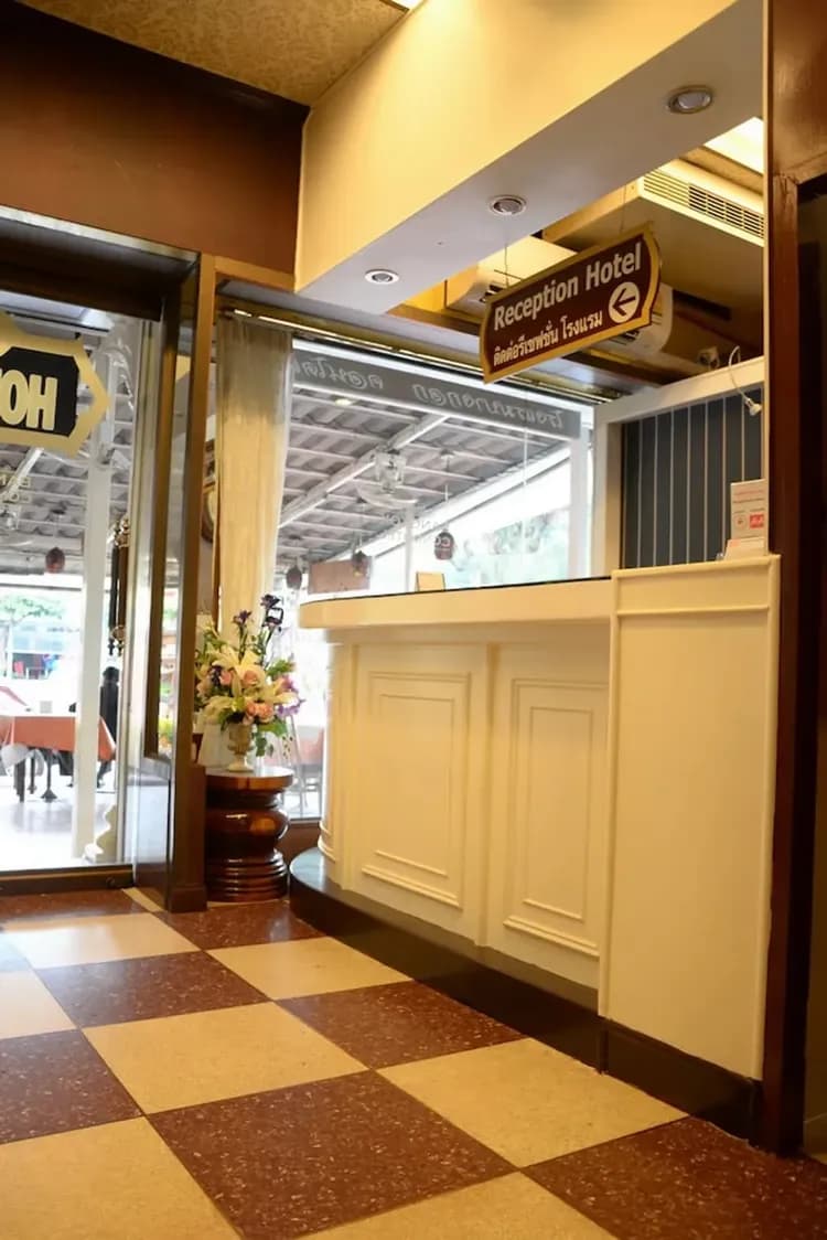 Check-in/check-out kiosk