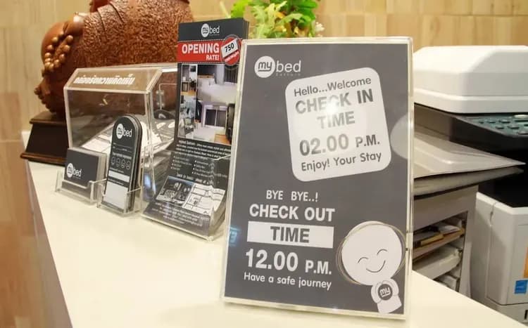 Check-in/check-out kiosk