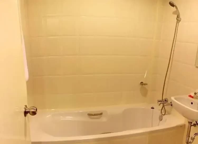 Deep soaking bathtub