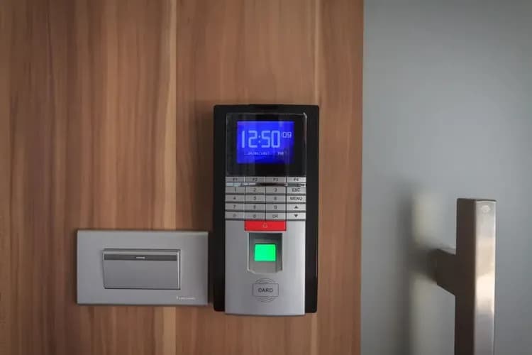 Check-in/check-out kiosk