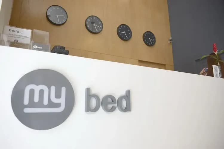 Check-in/check-out kiosk