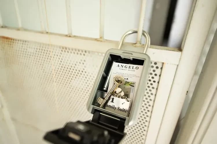 Check-in/check-out kiosk