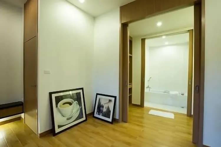 Check-in/check-out kiosk