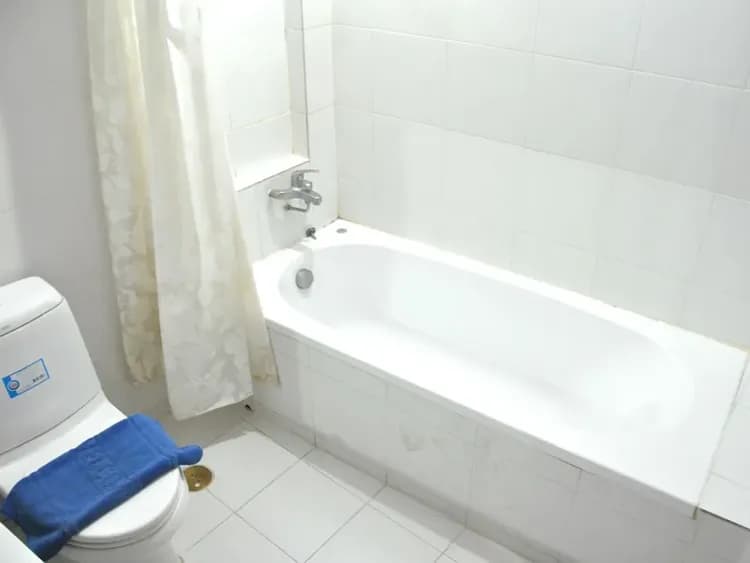 Deep soaking bathtub