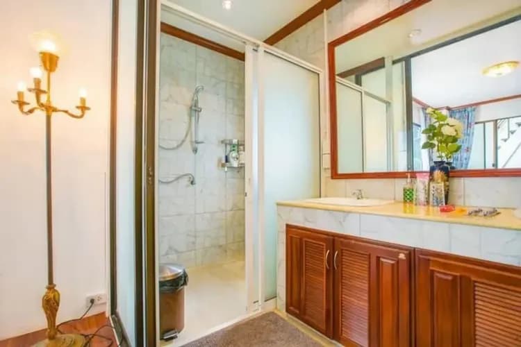 Deep soaking bathtub