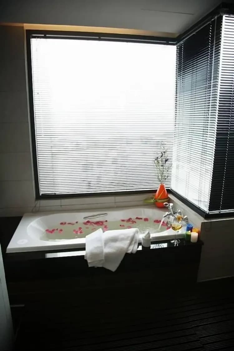 Deep soaking bathtub