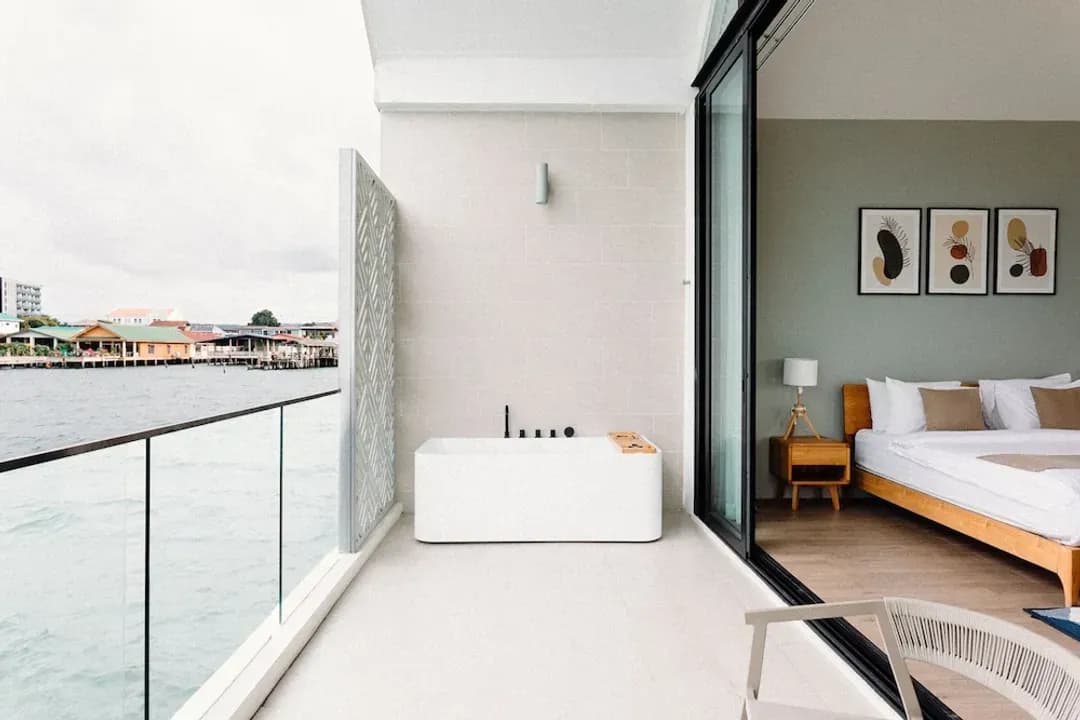 Chonburi-Baan Tah On The Sea