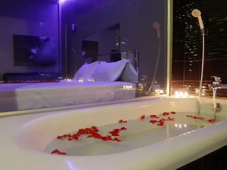 Deep soaking bathtub