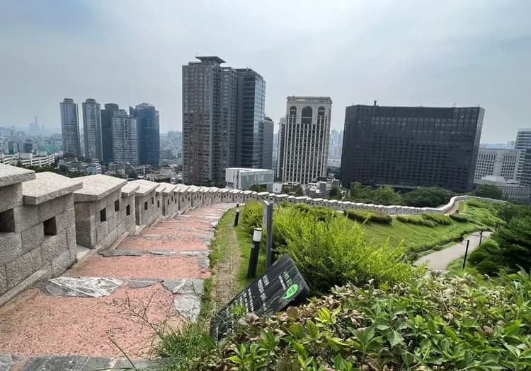 冬遊首爾｜四晚市區飯店．滑雪體驗．景福宮韓服體驗．書卷氣息圖書館．文青聖水洞．明洞東大門好好逛(一站購物彩妝)五日｜高雄