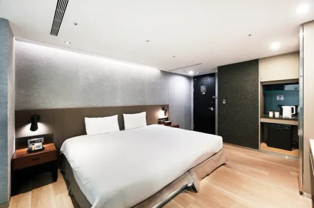 雀客旅館台北南京｜緊鄰捷運站-雀躍雙人客房-6