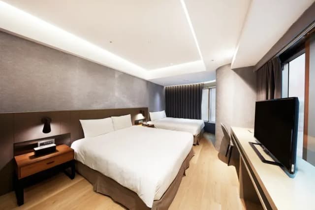 雀客旅館台北南京｜緊鄰捷運站-雀緻家庭客房-1