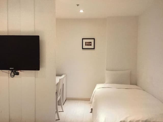 Wemeet Hotel Taipei-Standard family room (no window)-4