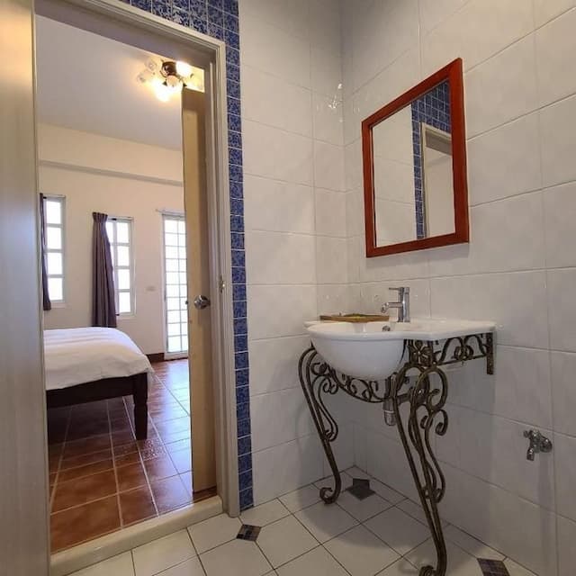 Blue Ocean Hill-(Queen Room with Balcony)-9