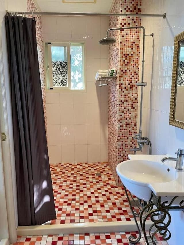 Blue Ocean Hill-Quadruple Room with Balcony-10