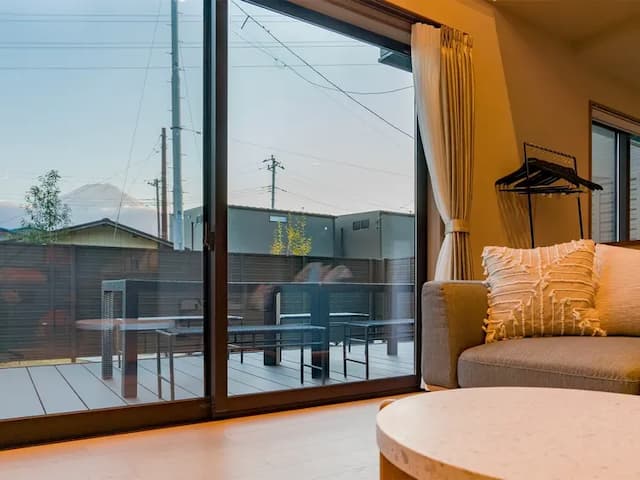 【104・105】テラス越しに望む富士山に感動！（1階）