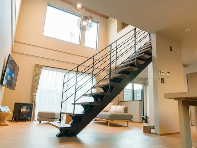 【104・105】広い窓、吹き抜けで開放感たっぷりの空間です（1階）