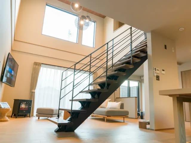 【104・105】広い窓、吹き抜けで開放感たっぷりの空間です（1階）