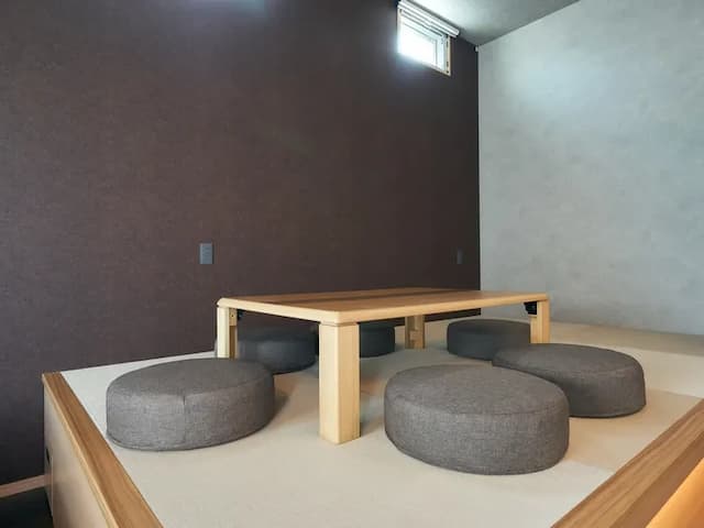 デラックス：小上がりでお寛ぎください