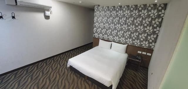 Ximen Garden Inn-Standard Double Room with Window-3
