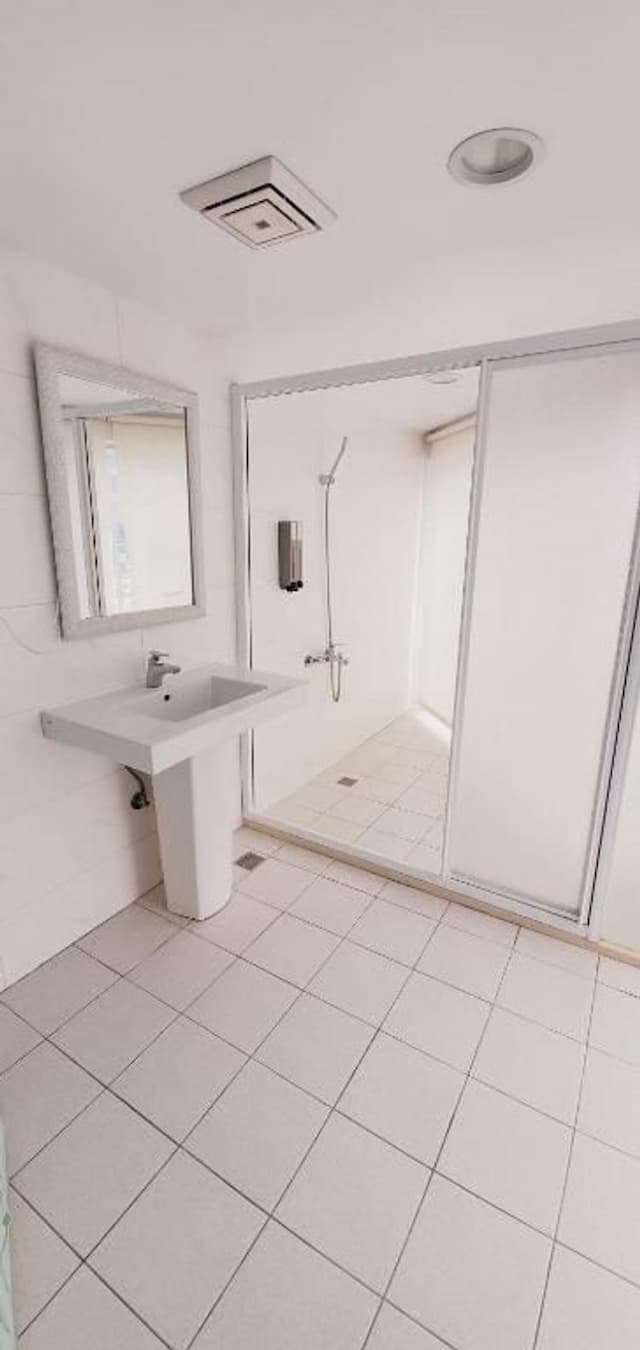 Ximen Garden Inn-Standard 6-person room with window-4