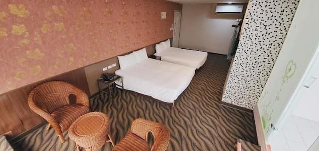 Ximen Garden Inn-Standard 6-person room with window-2