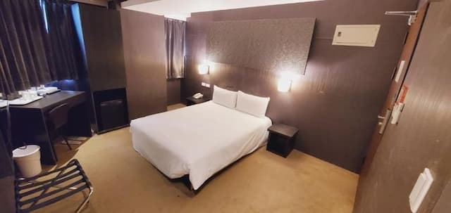 Gugis inn-Deluxe Double Room-2